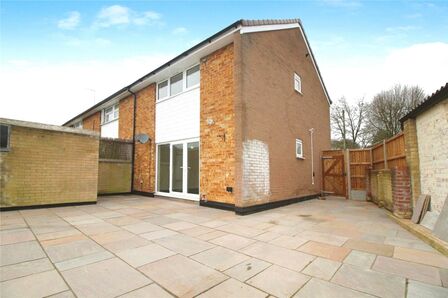 Linkways, 3 bedroom End Terrace House to rent, &pound;1,750 pcm