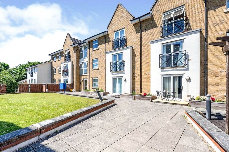 Main image of 2 bedroom Flat for sale, Walsworth Road, Hitchin, Hertfordshire, SG4