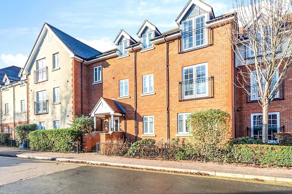 Main image of 2 bedroom Flat for sale, Whinbush Road, Hitchin, Hertfordshire, SG5
