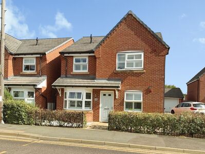 Fishers Green Road, 4 bedroom Detached House to rent, &pound;2,400 pcm
