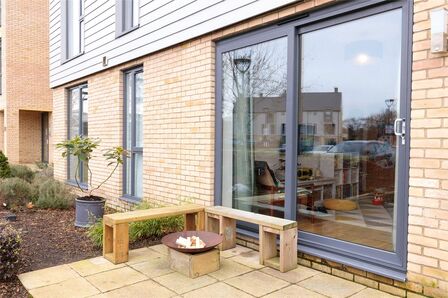 Allwoods Place, 2 bedroom Flat to rent, &pound;1,550 pcm