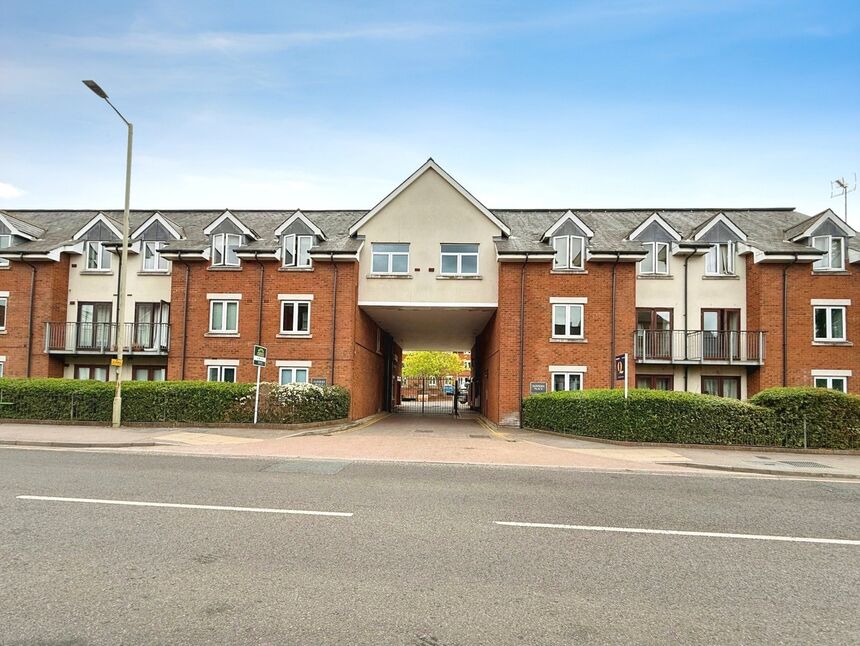 Main image of 2 bedroom Flat for sale, Walsworth Road, Hitchin, Hertfordshire, SG4