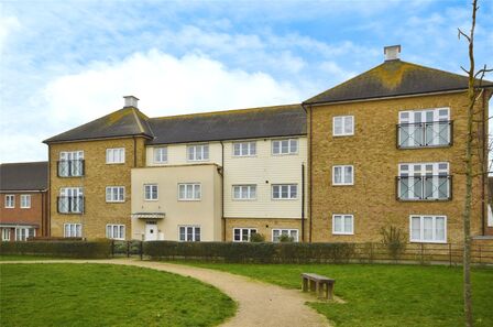 Clayhill Gardens, 2 bedroom  Flat for sale, £240,000