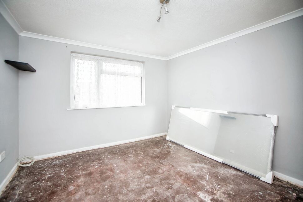 2 bedroom Flat for sale, Grebe Close, Lower Stoke, ME3 £130,000