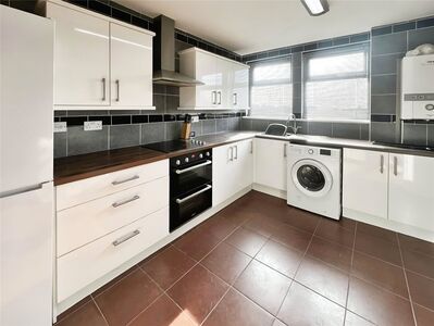 Knights Road, 2 bedroom  Flat to rent, £1,250 pcm