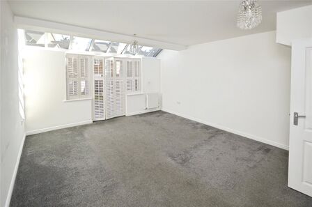 3 bedroom Mid Terrace House for sale