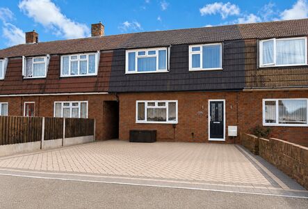 3 bedroom Mid Terrace House for sale