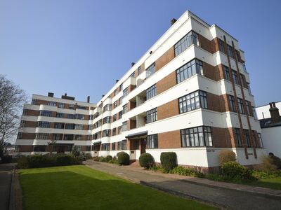 Crescent Court The Crescent, 3 bedroom  Flat to rent, £2,500 pcm