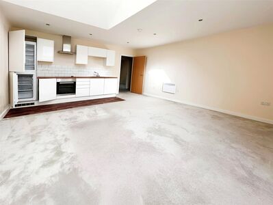 South Street, 2 bedroom  Flat for sale, £90,000