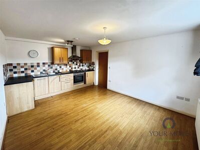 Station Road, 2 bedroom  Flat to rent, £725 pcm