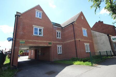 Station Road, 2 bedroom Flat to rent, &pound;725 pcm