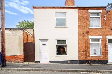King Street, 2 bedroom End Terrace House for sale, £120,000