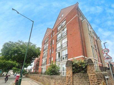 Russell Road, 2 bedroom  Flat to rent, £1,400 pcm