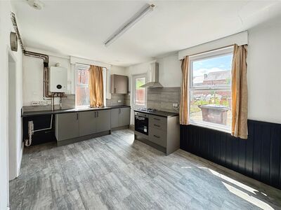 South Street, 3 bedroom  Flat to rent, £750 pcm