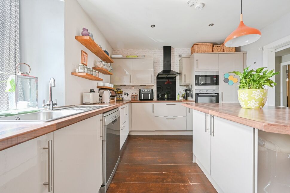 Kitchen / Living Area