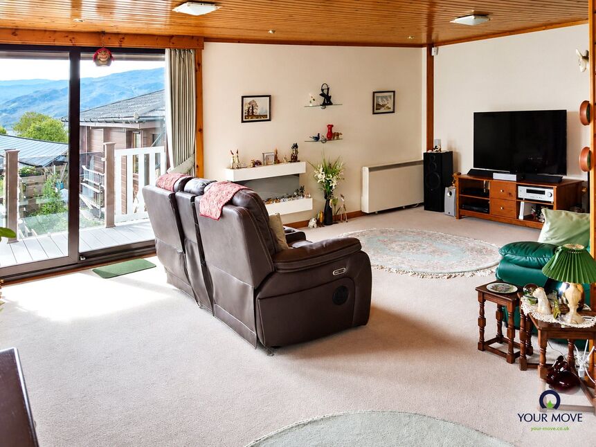 Lounge / Dining Area