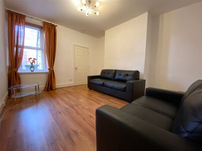 Eighth Avenue, 2 bedroom Mid Terrace Flat to rent, &pound;975 pcm