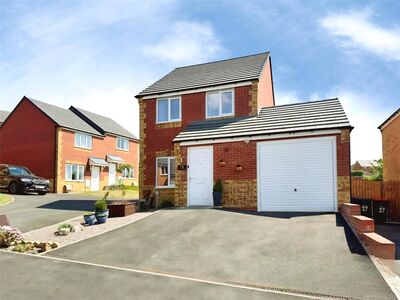 Rebecca Close, 3 bedroom Detached House to rent, &pound;1,200 pcm