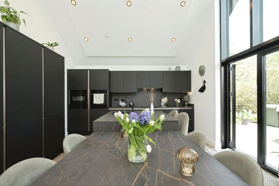 Kitchen Area & Lounge