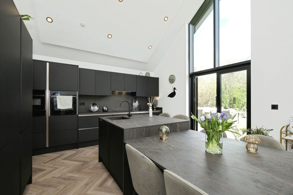 Kitchen Area & Lounge