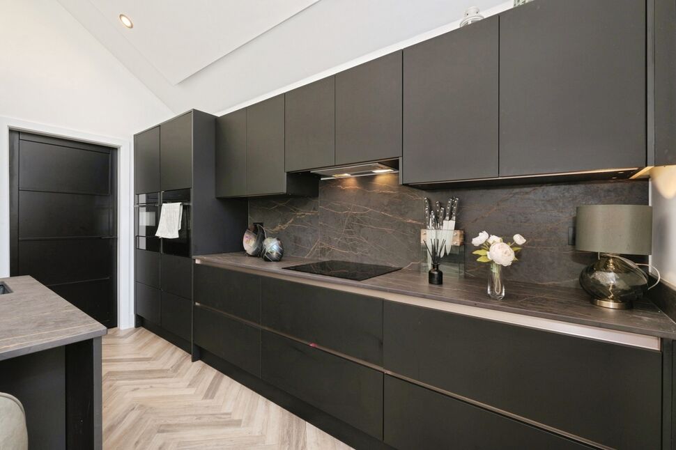 Kitchen Area & Lounge