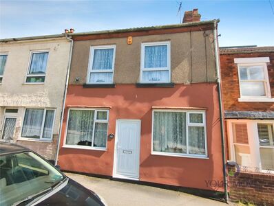 High Street, 3 bedroom Mid Terrace House for sale, &pound;125,000