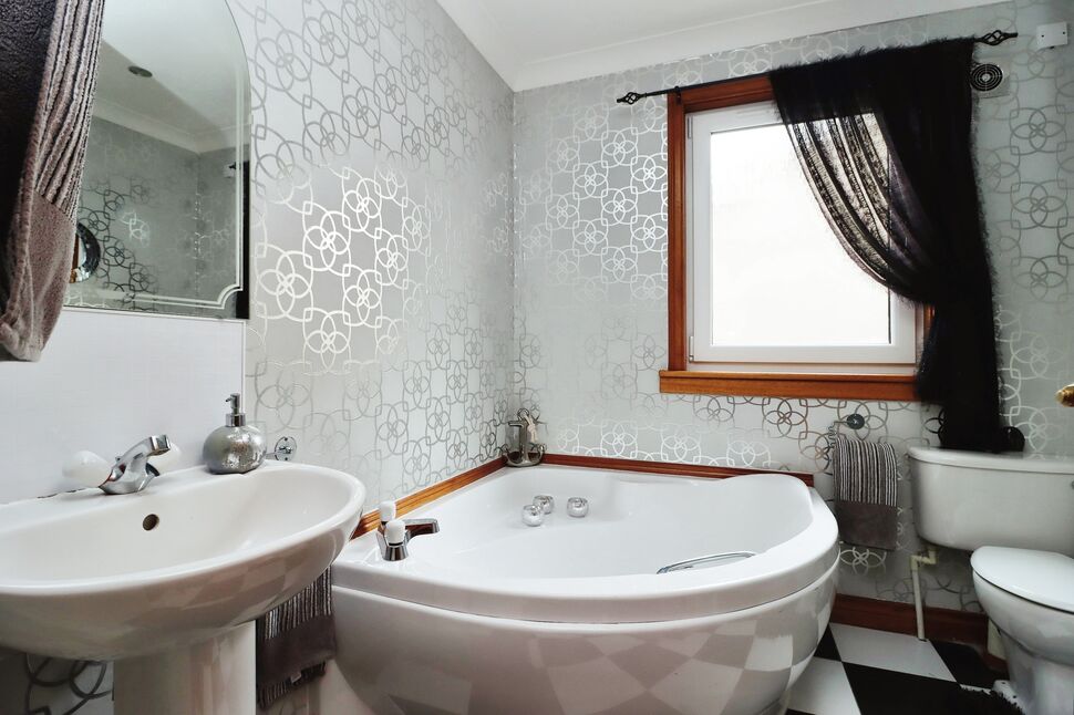 4 bedroom Detached House for sale, Dunrobin Road, Kirkcaldy, KY2 £270,000