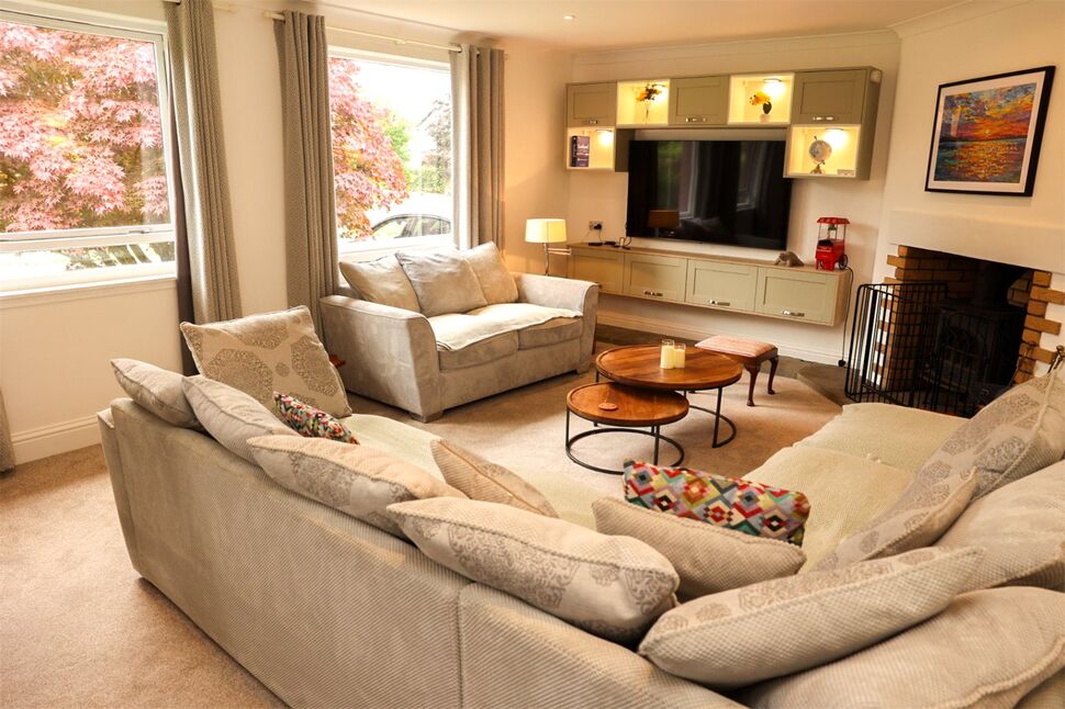 Lounge / Dining Area