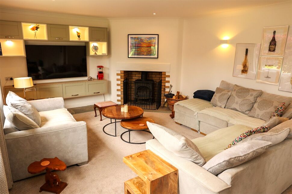 Lounge / Dining Area