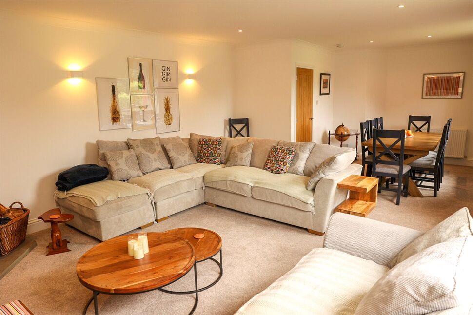 Lounge / Dining Area