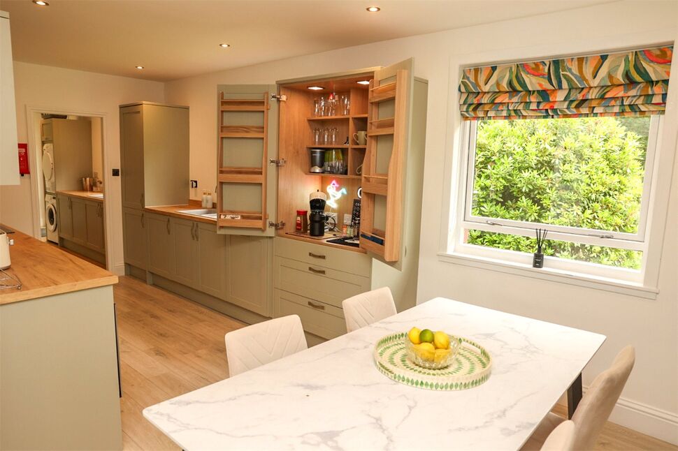 Kitchen / Breakfast Area
