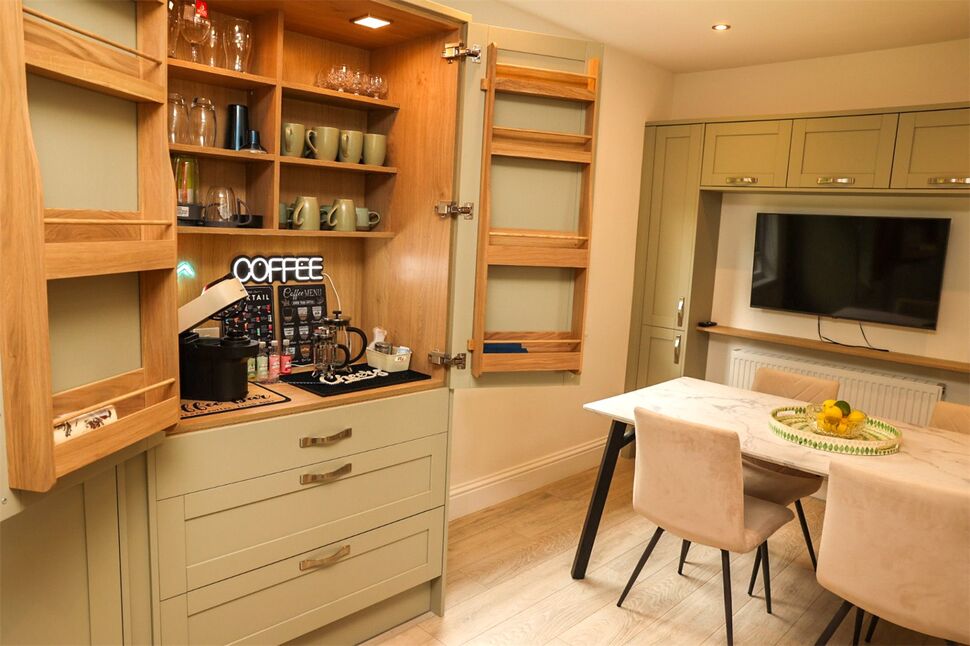 Kitchen / Breakfast Area