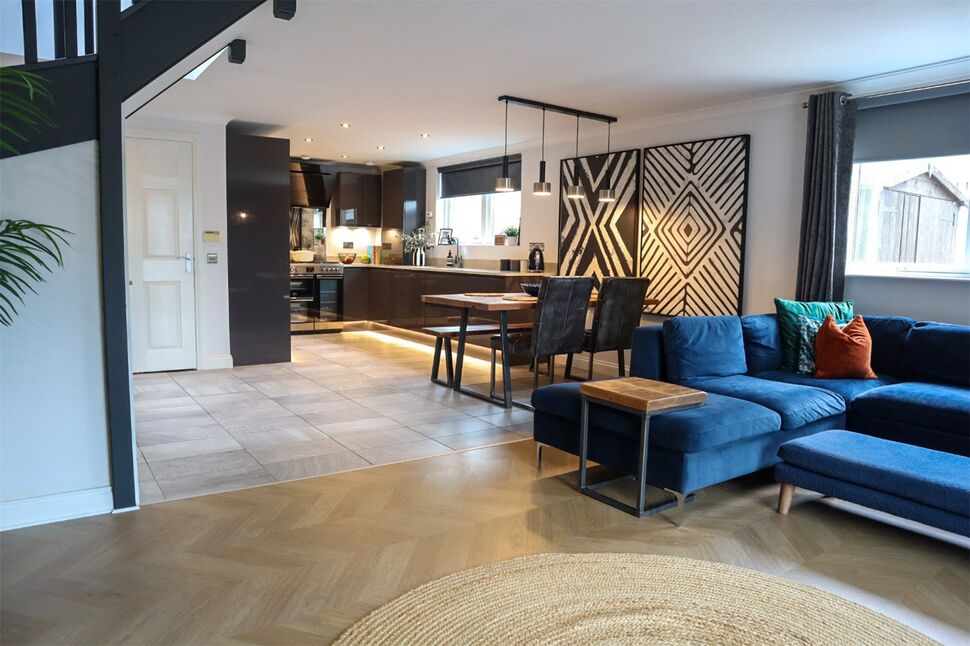 Lounge / Dining Area