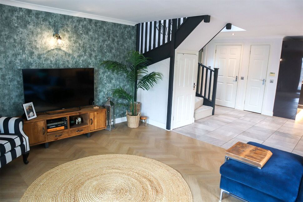 Lounge / Dining Area