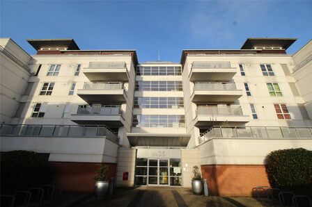 Watkin Road, 3 bedroom Flat to rent, &pound;1,600 pcm