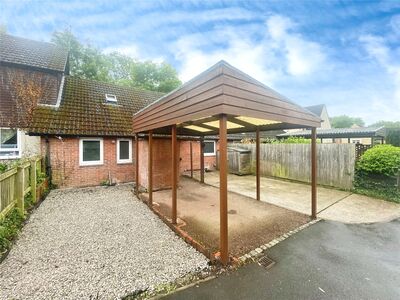 4 bedroom Mid Terrace Bungalow to rent
