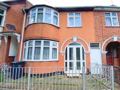 Harrow Road, 3 bedroom Mid Terrace House to rent, £1,300 pcm