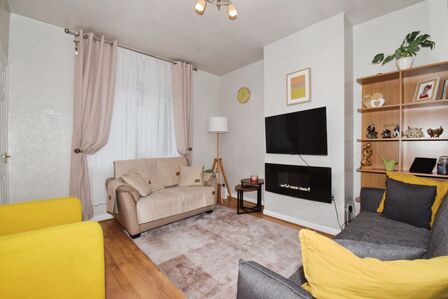 2 bedroom Mid Terrace House for sale