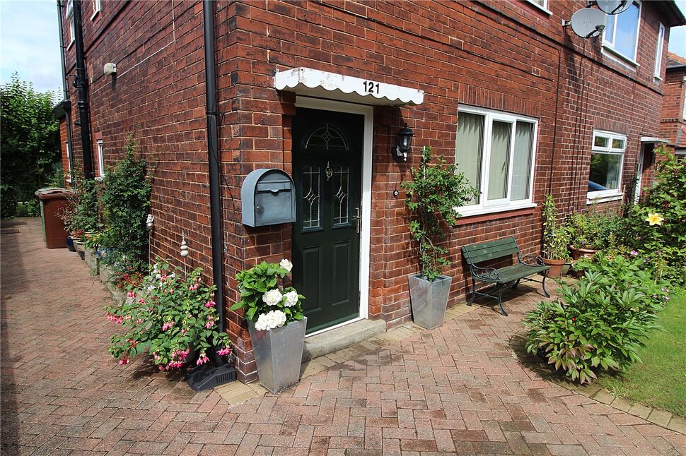 3 bedroom Semi Detached House for sale, Pendas Way, Leeds, LS15 £240,000