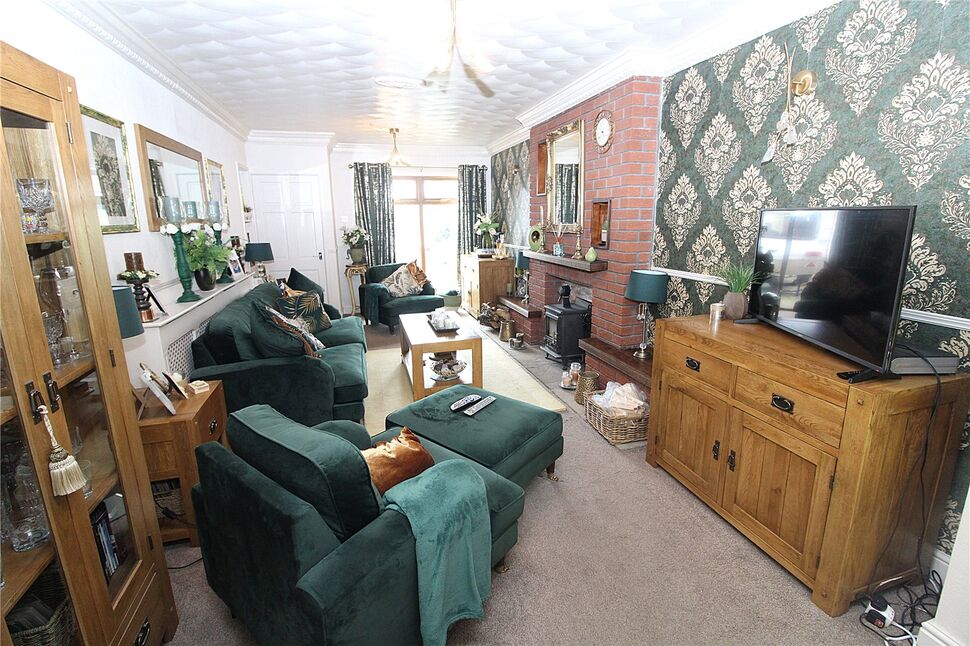 4 bedroom Semi Detached House for sale, Templegate Avenue, Leeds, LS15