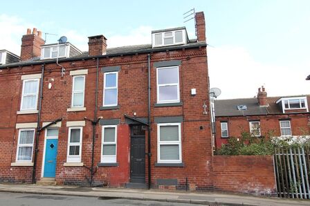 2 bedroom Mid Terrace House to rent