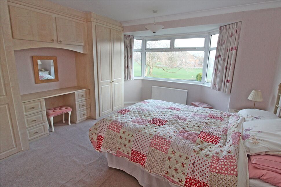 3 bedroom Semi Detached House for sale, Pendas Way, Leeds, LS15 £240,000