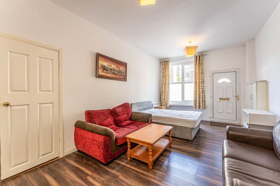 Main image of  Flat to rent, St Leonards Street, Edinburgh, EH8