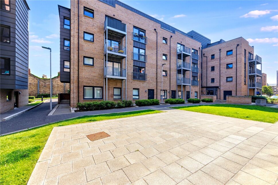2 bedroom Flat for sale