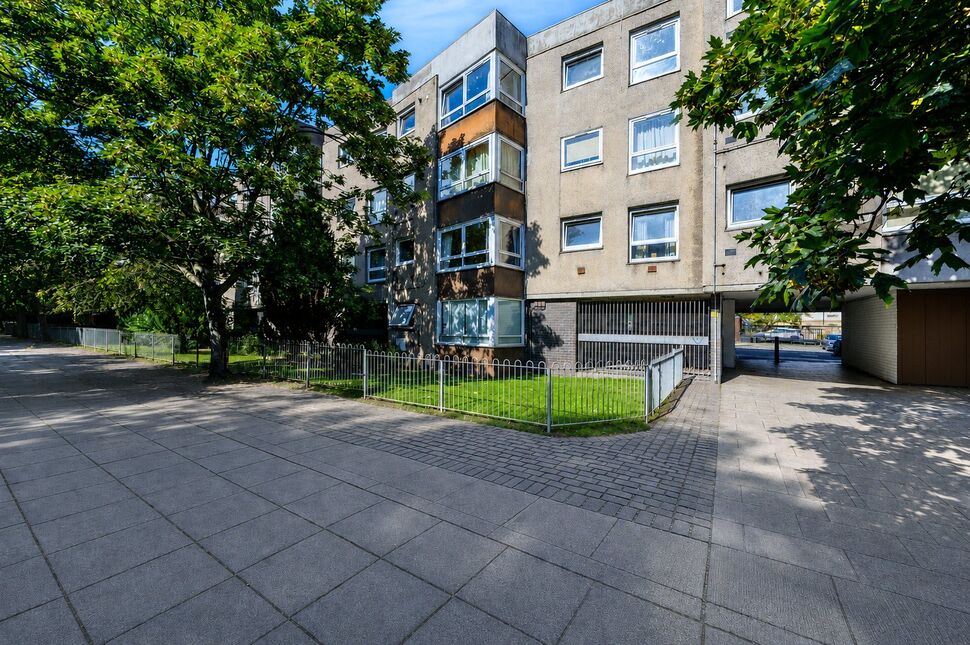 Main image of 2 bedroom Flat for sale, Giles Street, Edinburgh, Midlothian, EH6