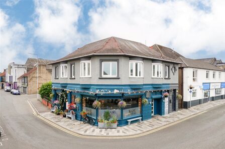 Commercial Road, 3 bedroom Flat for sale, &pound;185,000