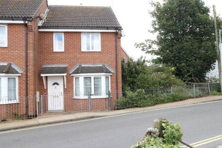 Commodore Road, 2 bedroom  House to rent, £900 pcm