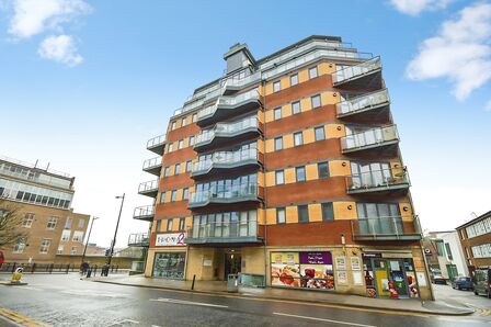 St. Swithins Square, 2 bedroom Flat to rent, &pound;995 pcm