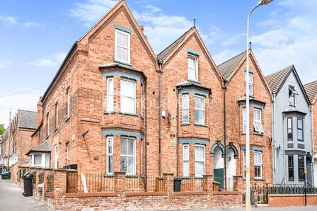 Monks Road, 1 bedroom Flat to rent, &pound;750 pcm