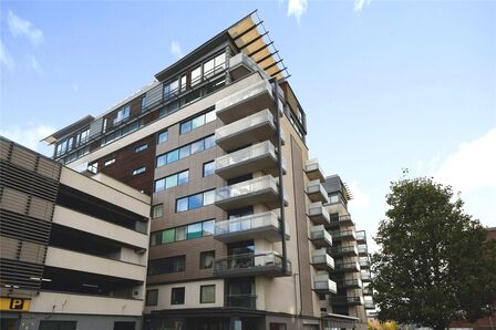 Brayford Street, 2 bedroom  Flat to rent, £1,200 pcm